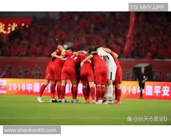 足球明星掰手腕精彩瞬间集锦图赏展现力量与技巧的完美对决